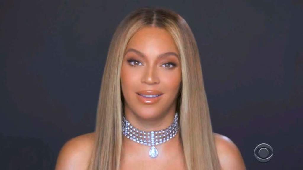 Beyoncé, que recibió un premio honorífico de manos (aunque virtualmente) de Michelle Obama, fue ayer la gran protagonista de la 20 edición de los BET Awards, que este año estuvieron marcados de principio a fin por las reivindicaciones del movimiento Black Lives Matter. (ESPECIAL) 