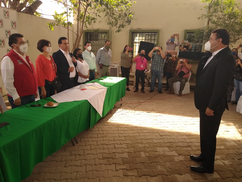 Se realizó la toma oficial de protesta del hoy regidor, Juan Moreno Espinza, como presidente del PRI en Gómez Palacio.