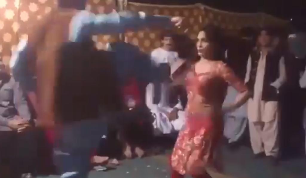 Las imágenes fueron registradas en una celebración de Pakistán, donde la mujer presentaba un espectáculo de baile (CAPTURA)  