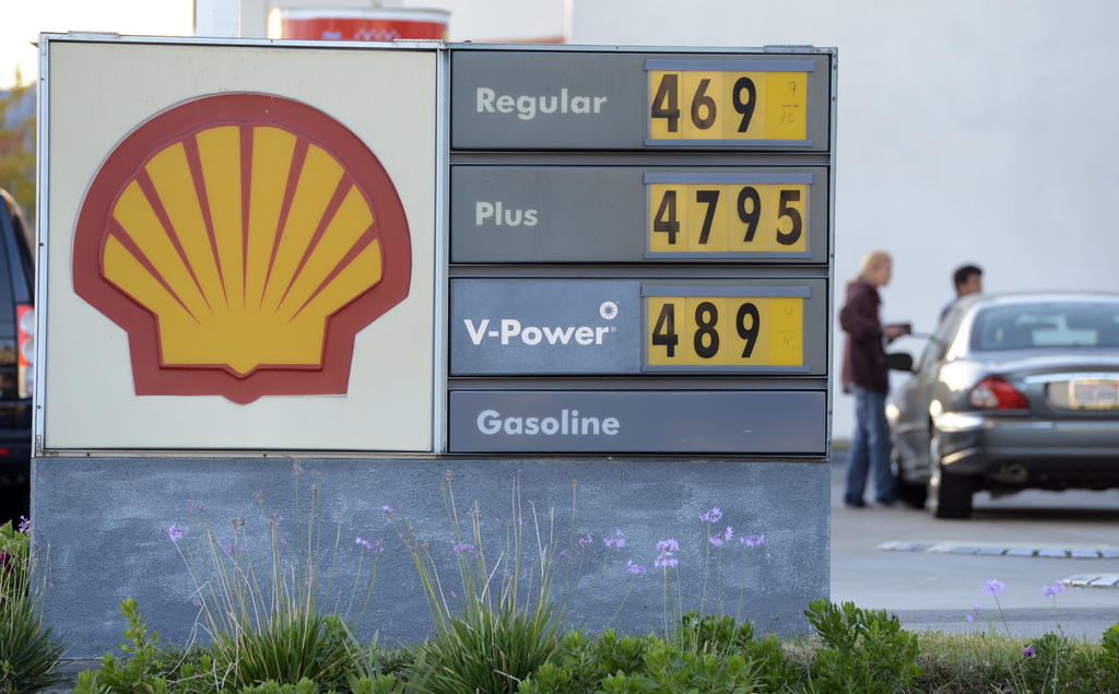 El productor de energéticos Royal Dutch Shell advirtió el martes que reducirá el valor de sus activos en 22.000 millones de dólares para ajustarse a los desplomados precios del petróleo y el gas en medio de la pandemia de COVID-19. (ARCHIVO)