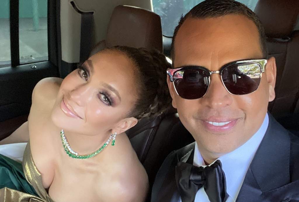 Jennifer Lopez y su pareja, el exastro de Grandes Ligas Alex Rodríguez, ofrecerán este martes el discurso central en un acto virtual para rendir tributo a jóvenes que este año culminaron su escuela superior en Nueva York. (ESPECIAL) 