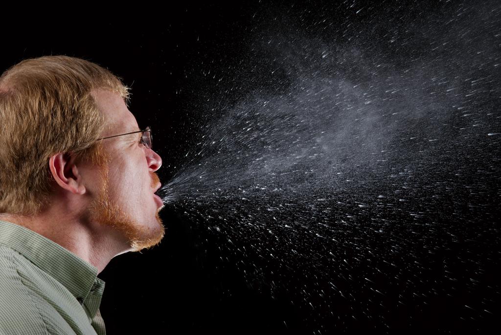 Las gotitas respiratorias pueden alcanzar entre los 2,5 y 3,9 metros al ser expulsadas por el ser humano al estornudar o toser (ESPECIAL) 