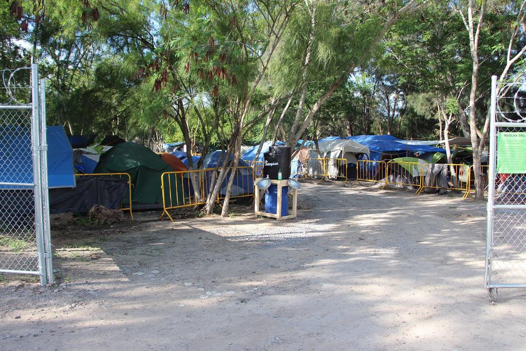 Una organización internacional de ayuda durante desastres reportó el martes el primer caso confirmado de COVID-19 entre los solicitantes de asilo que viven en un campamento en la frontera entre México y Estados Unidos. (ARCHIVO)