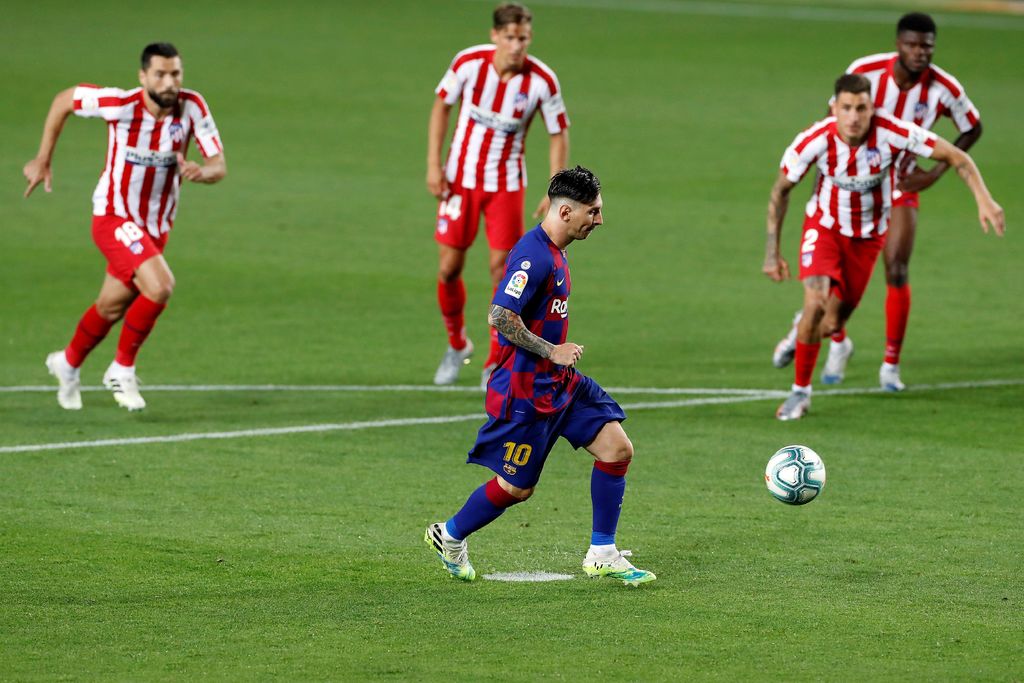 Con un penal a lo 'Panenka' el astro argentino Lionel Messi puso arriba 2-1 al 'Barça' y llegó a 700 goles como profesional. (EFE)
