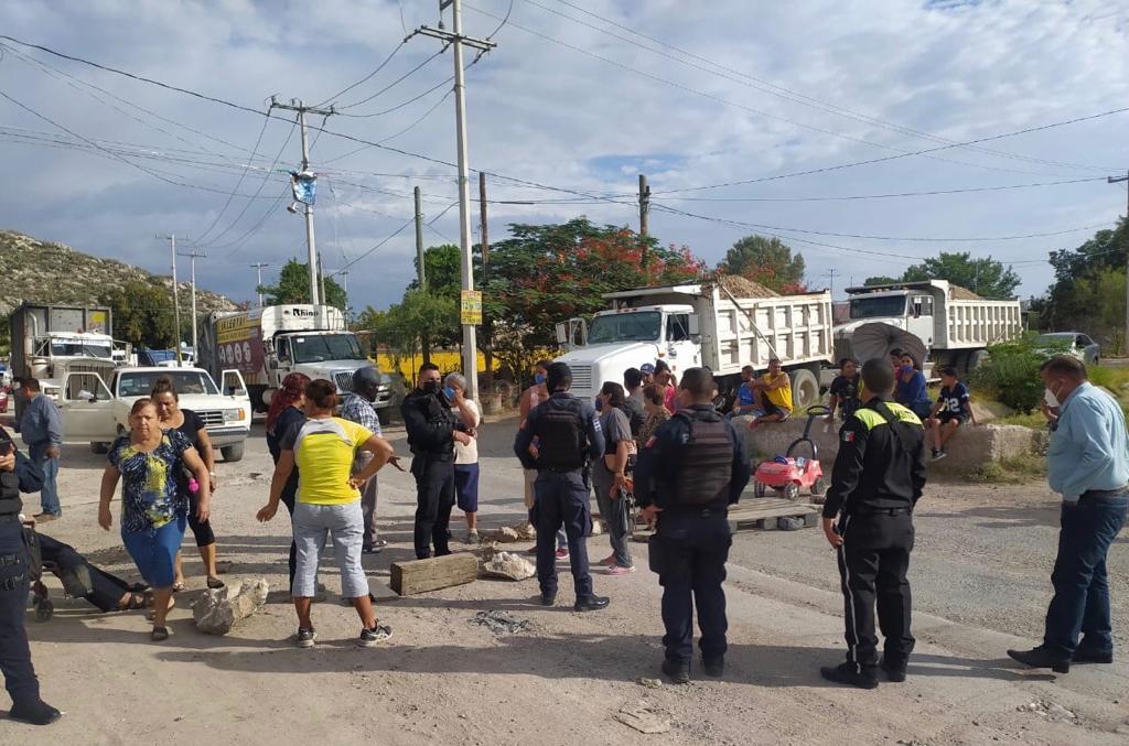 Vecinos de San Ignacio pidieron a las autoridades resolver el problema de brotes de aguas negras. Ayer personal del Sideapa acudió.