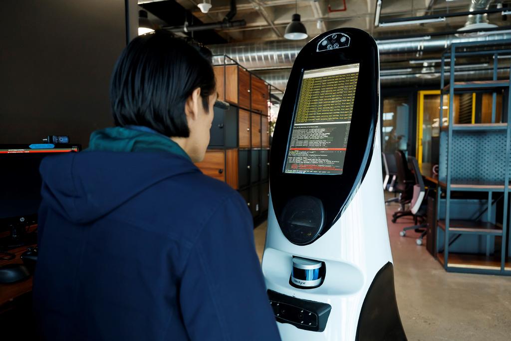 RoomieBot COVID-19, un robot mexicano capaz de medir la temperatura y el oxígeno en la sangre e interactuar verbalmente con pacientes para identificar síntomas de coronavirus, ya opera en entidades bancarias, supermercados y, próximamente, en un hospital público. (ARCHIVO) 


