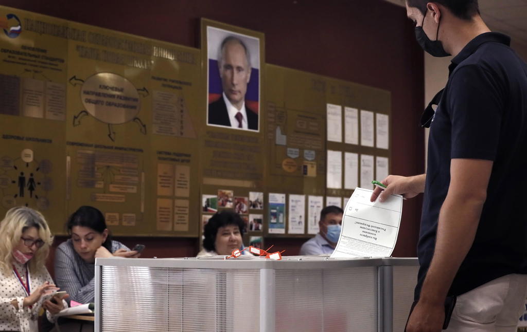 Los colegios electorales de Rusia cerraron hoy a las 20:00 hora de Moscú (17:00 GMT) tras una decisiva jornada de votación sobre una reforma constitucional que permitiría al presidente ruso, Vladímir Putin, optar por una nueva reelección en 2024, cuando acaba su mandato actual. (EFE) 
