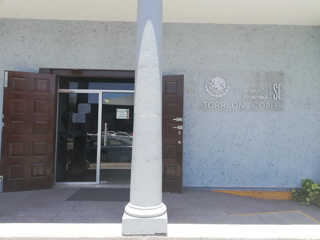 La Secretaría de Economía del gobierno federal se va de Torreón y ahora solamente tendrá representación en Gómez Palacio, bajo el argumento de los recortes presupuestales y pese al apoyo que se ofreció de alojarles en un espacio, de parte de la Iniciativa Privada, para que no se afectara la competitividad en la ciudad. (ARCHIVO)