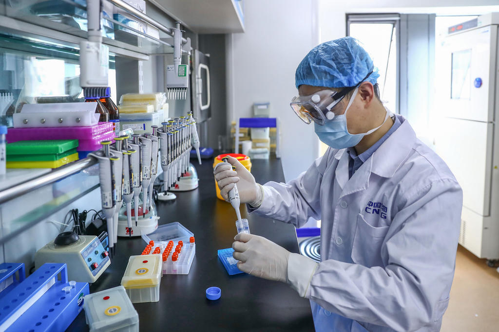 La farmacéutica estadounidense Pfizer y la firma alemana BioNTech anunciaron este miércoles resultados positivos en sus ensayos iniciales en humanos con la vacuna para el coronavirus en la que están trabajando. (ARCHIVO)