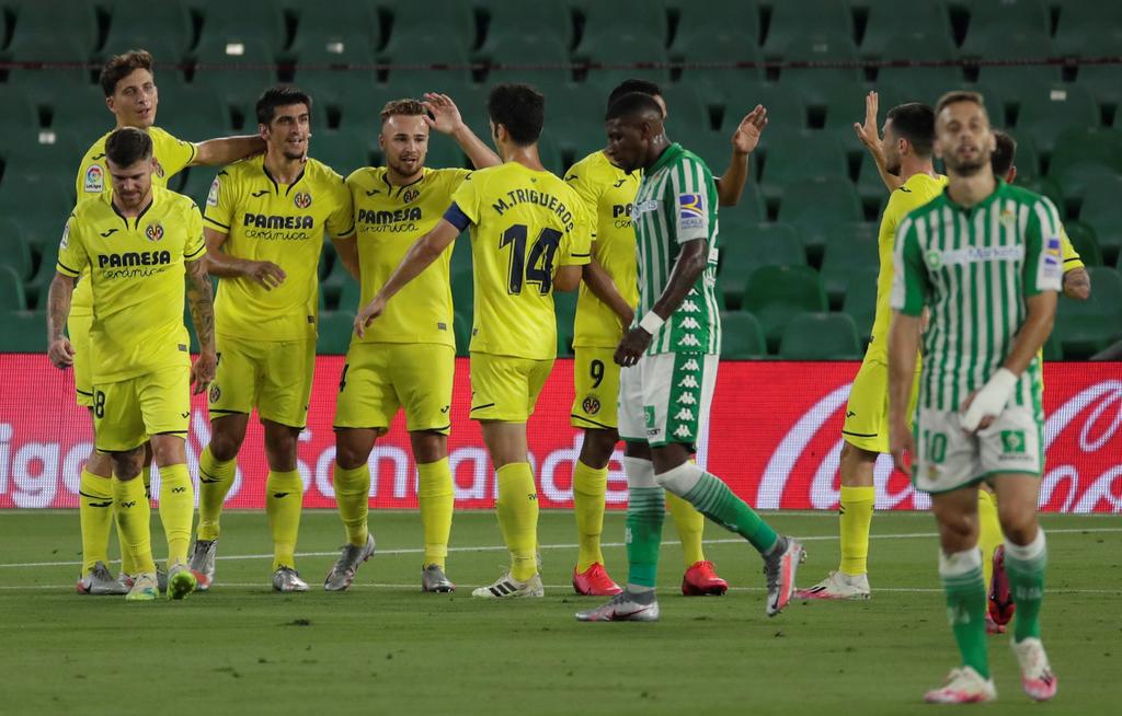 Gerard Moreno anotó un par de goles en la primera mitad para que el Villarreal se acercara a los puestos que reparten pasajes para la Liga de Campeones, tras imponerse 2-0 el miércoles en la liga española a un Real Betis que se quedó con 10 hombres. (EFE)