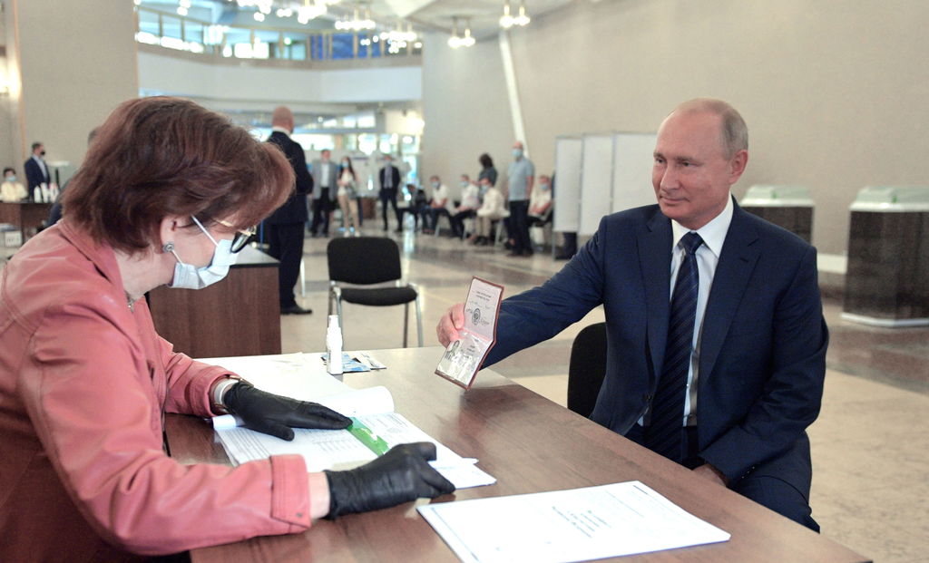 Putin acudió a votar en su lugar habitual, la sede de la Academia de Ciencias en la avenida Lenin. (EFE) 