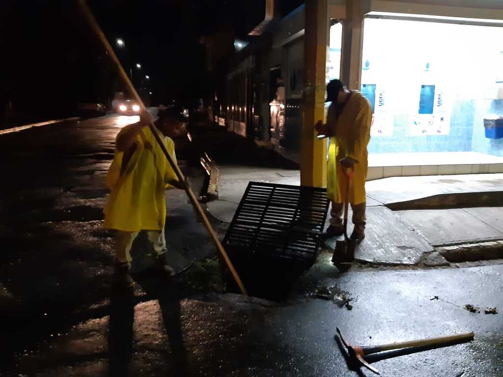 Trabajadores del Simas Torreón tuvieron que limpiar de madrugada diversas bocas de tormenta y alcantarillas en Torreón.