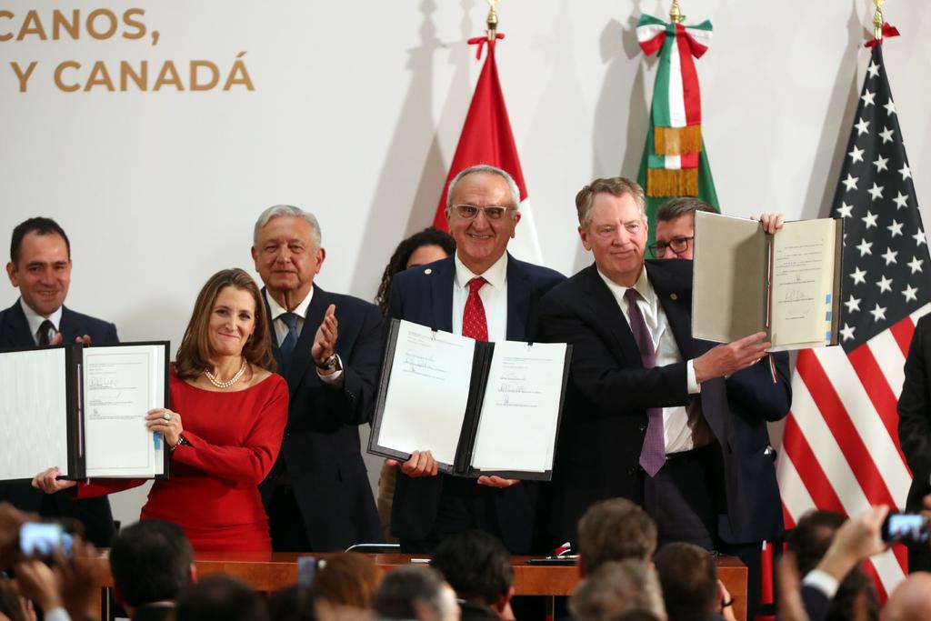 La vice primer ministra de Canadá, Chrystia Freeland, el subsecretario de relaciones exteriores para América del Norte, Jesús Seade Kuri, y el representante comercial de EUA, Robert Lighthizer, firmaron el protocolo modificatorio del acuerdo comercial. (EFE)