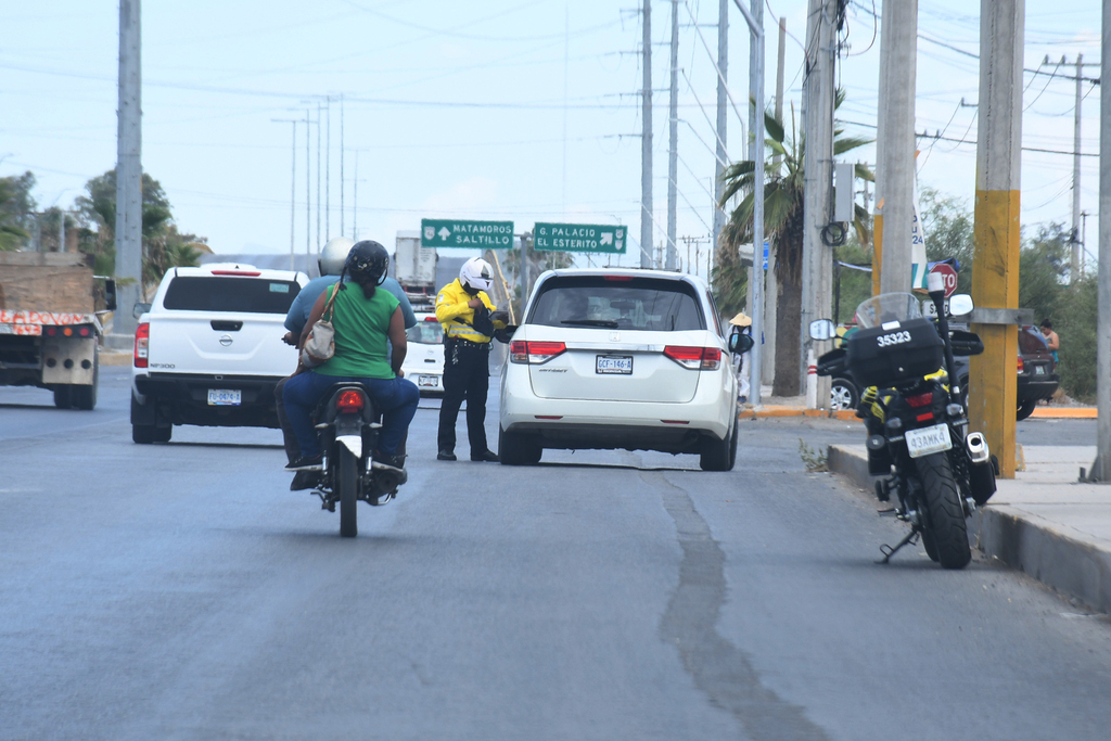 Casi todos los días se lleva a cabo el operativo con radar por parte de Tránsito en la carretera Torreón-Matamoros.