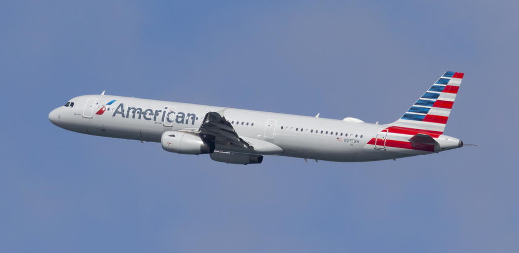 American Airlines y cuatro aerolíneas más llegaron a un acuerdo con el gobierno estadounidense para recibir miles de millones de dólares más en préstamos federales, tras verse afectadas por una caída en los viajes debido a la pandemia. (ARCHIVO) 