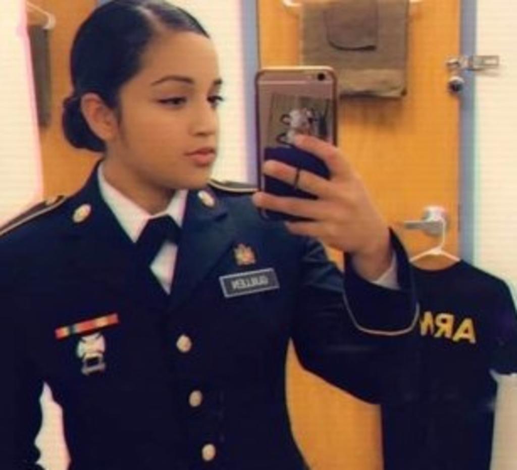  Vanessa Guillén, una soldado desaparecida en abril, fue golpeada hasta la muerte con un martillo en la armería donde trabajaba en la base militar Fort Hood, en Texas (EUA), según señaló este jueves la abogada de la familia a la cadena CNN. (ESPECIAL)