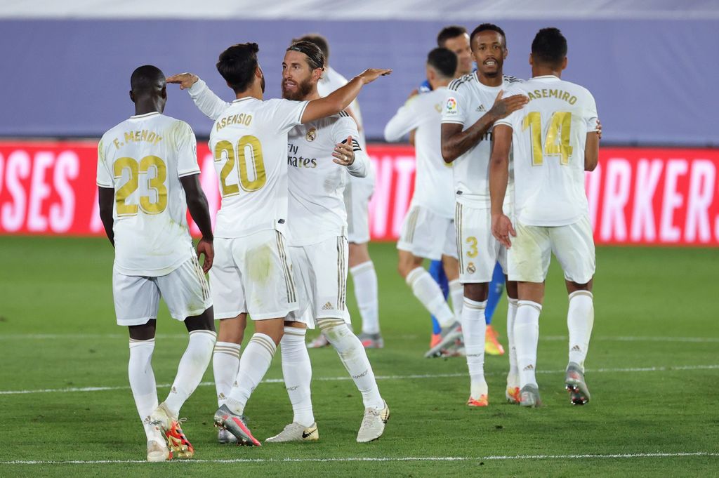 Los jugadores madridistas festejaron su vigésima segunda victoria de la temporada 2019 - 2020. (EFE)