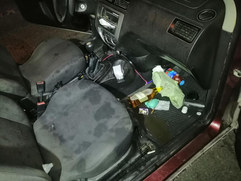 Dentro del vehículo estaba una cerveza y una botella de clamato.  (EL SIGLO DE TORREÓN)