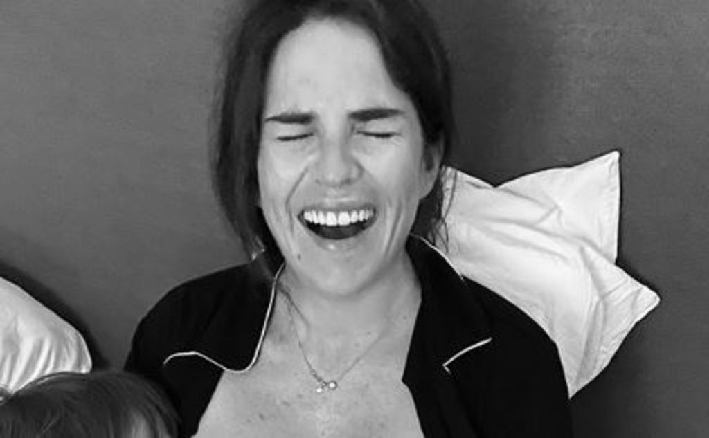 Imagen. Karla Souza subió una foto en la que se ve amamantando a sus dos hijos.