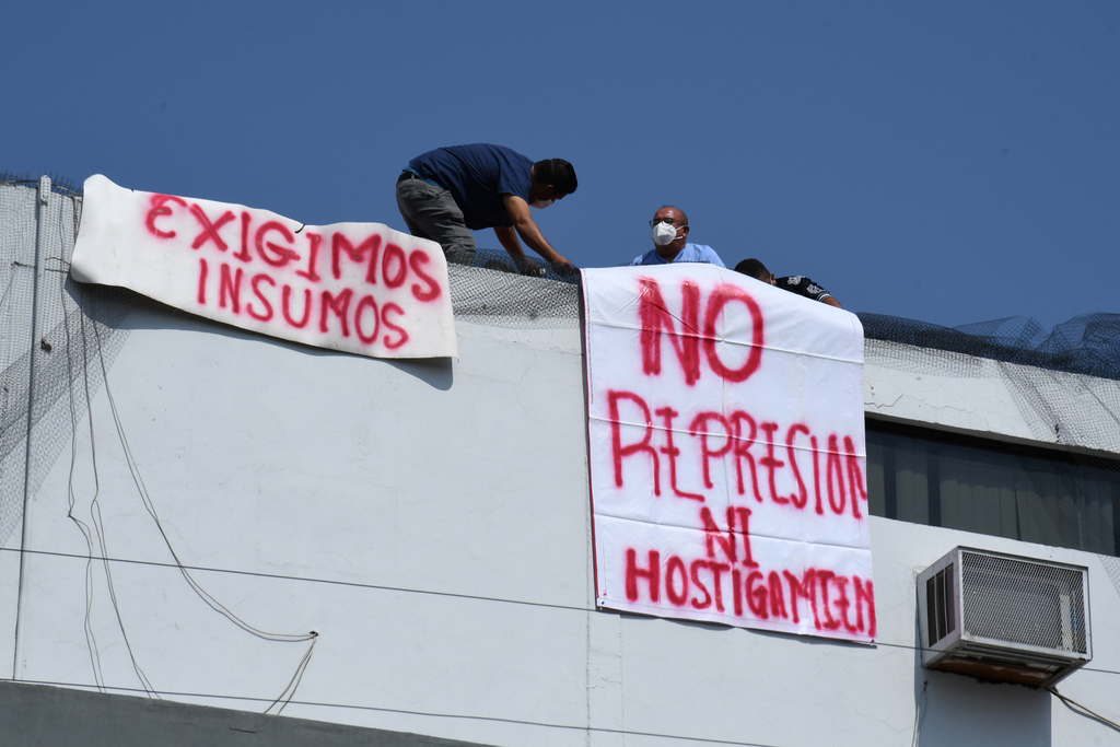 Desde las alturas, personal del Hospital General del ISSSTE de Torreón colocó pancartas de inconformidad.