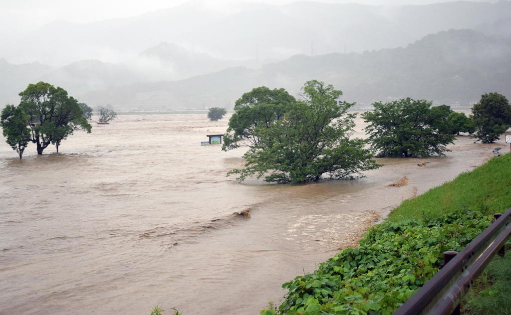 Las lluvias, que llegaron a caer con una intensidad de 100 milímetros por hora, estaban afectado a las prefecturas de Kumamoto y Kagoshima, donde las autoridades han pedido la evacuación de unos 200,000 residentes.
(EFE)