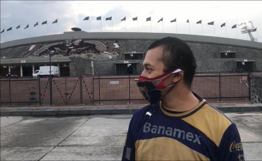 Geovanni Romero se enfundó con su camiseta y cubrebocas de los Pumas para asistir al partido de esta tarde en el estadio Olímpico Universitario, con la confianza de ingresar al recinto o, por lo menos, observar el duelo desde las inmediaciones del mismo. (ARCHIVO)