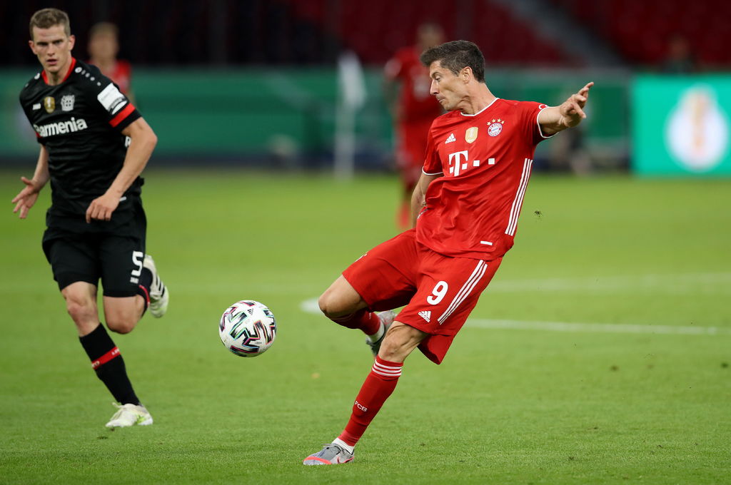 Robert Lewandowski dispara para marcar el 3-0, en la victoria del Bayern 4-2 sobre Leverkusen. (EFE)