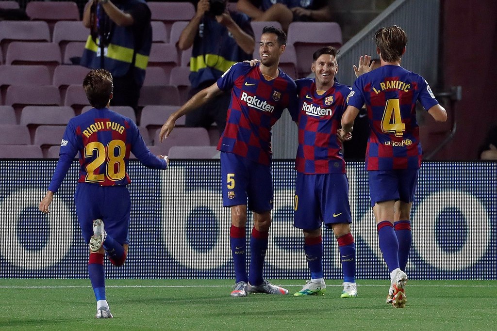 Barcelona se enfrenta hoy al Villarreal en un duelo clave para los culés en la pelea por el título del futbol español. (EFE)