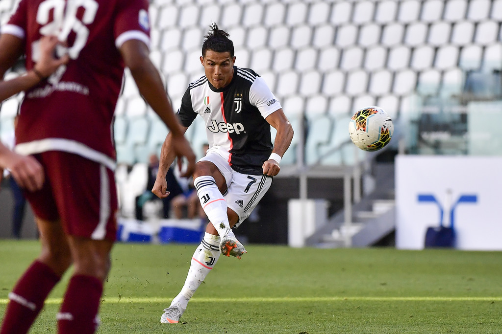 Cristiano Ronaldo anotó de tiro libre el tercer tanto de la Juventus, que se impuso 4-1 al Torino. (AP)