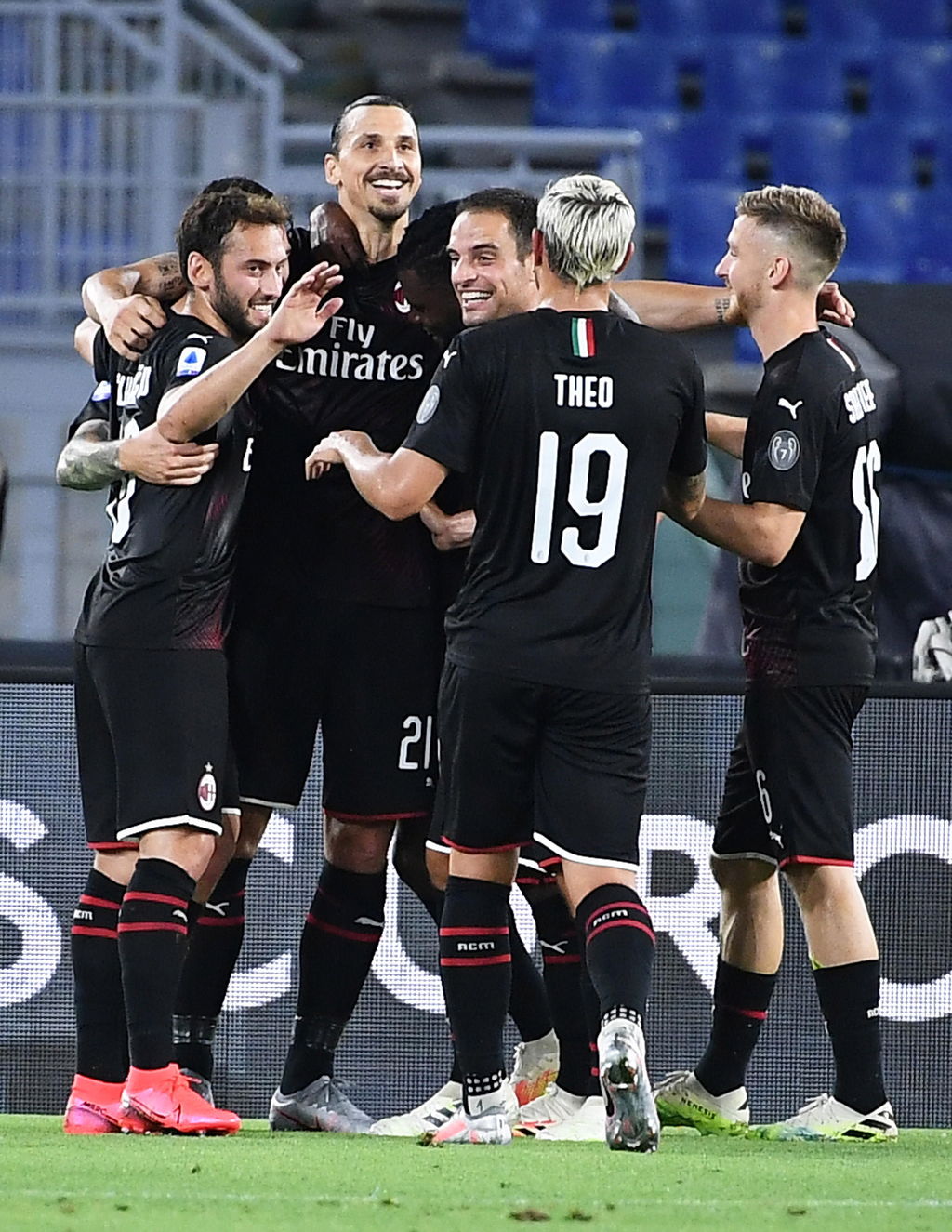 Milan le propinó un duro golpe al Lazio, al golearlo 3-0. (EFE)