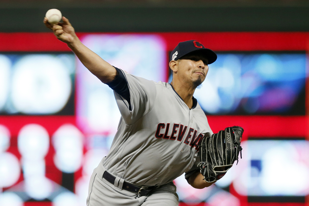 Carlos Carrasco, lanzador de Cleveland, fue diagnosticado hace un año con leucemia, pero pudo regresar a la final de la temporada. (ARCHIVO)