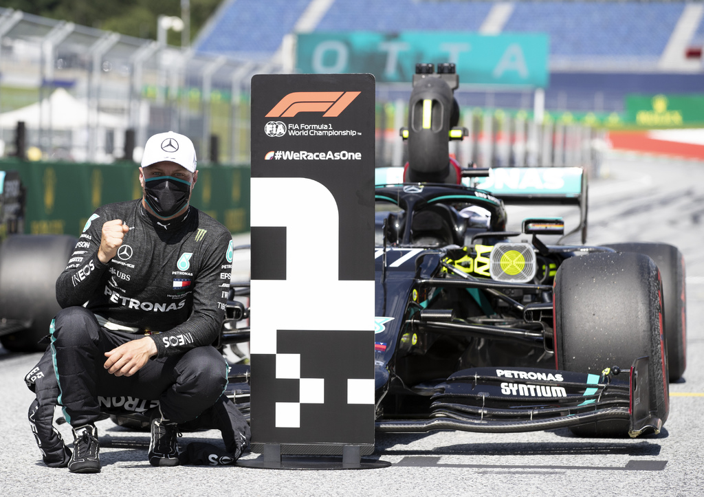 Valtteri Bottas superó por 12 milésimas de segundo a Lewis Hamilton, y largará en la 'pole' en el Gran Premio de Austria. (AP)