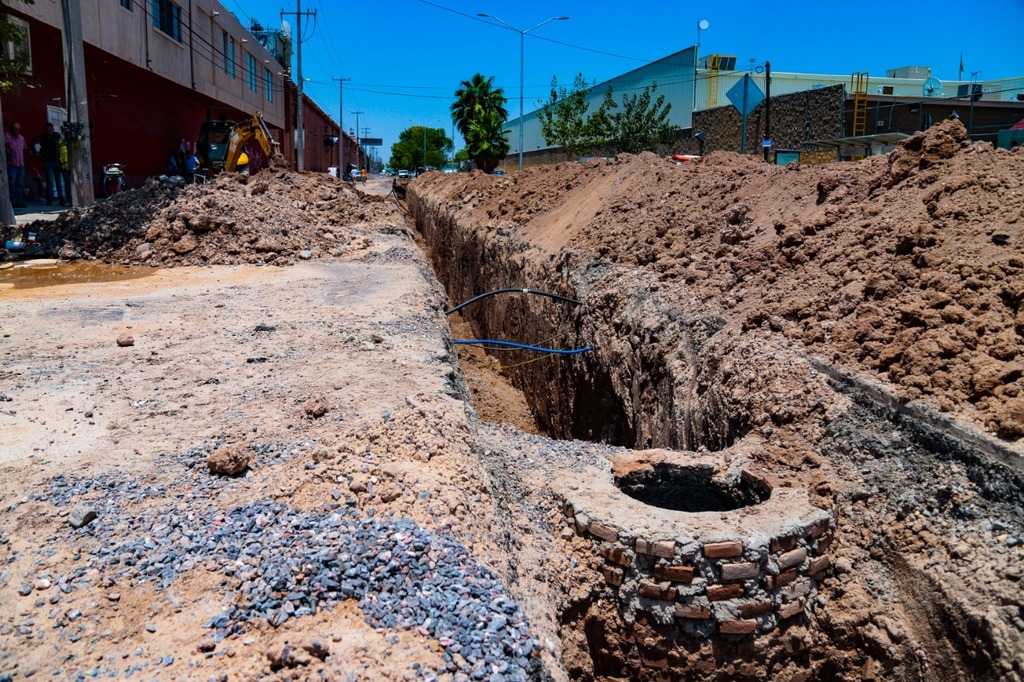 Se aplican 4.5 millones de pesos en la mejora del drenaje del corredor Abastos-Ávila Camacho. (EL SIGLO DE TORREÓN)