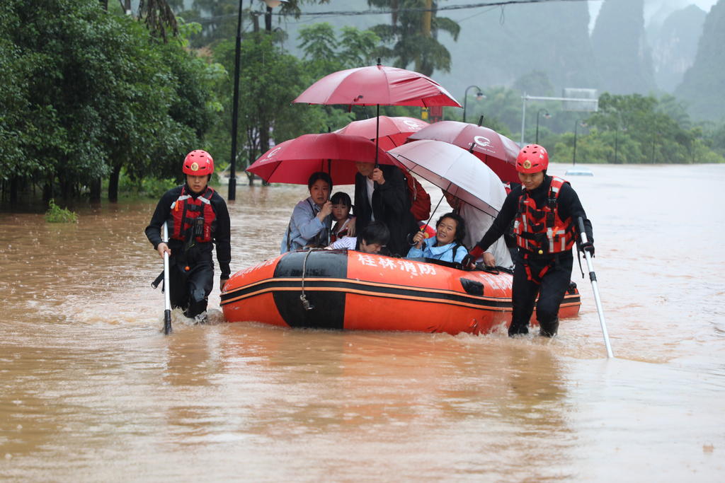 Una amplia franja del sur de China se preparaba el domingo para más lluvias estacionales e inundaciones que, según la prensa local, ya han dejado más de 120 muertos o desaparecidos este año. (ARCHIVO)