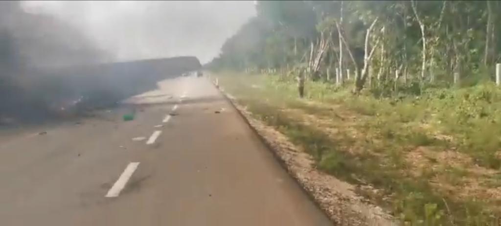 Una avioneta se incendió hoy domingo 5 de julio en la carretera Chunhuhub-José María Morelos, en Quintana Roo. (ESPECIAL)