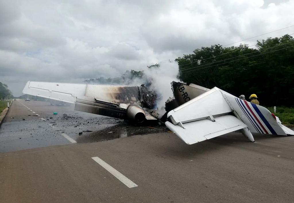 Un avión que presuntamente transportaba drogas se incendió este domingo al aterrizar en una carretera del suroriental estado mexicano de Quintana Roo, una región turística enclavada en el Caribe mexicano. (EFE)