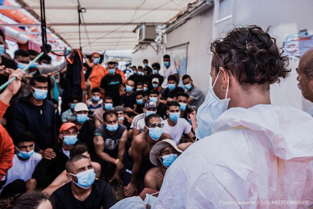 Un buque de rescate con 180 migrantes que llevan días varados a bordo finalmente recibió instrucciones para navegar a un puerto italiano para que puedan desembarcar sus pasajeros. (ARCHIVO) 