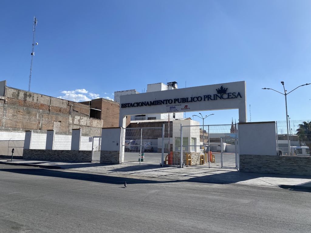 El teatro Princesa, que era uno de los inmuebles históricos de Torreón, hoy es un estacionamiento, incluso lleva el mismo nombre. (EL SIGLO DE TORREÓN)