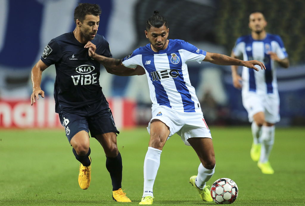 El 'Tecatito' Corona (d) fue titular, en la paliza del Porto 5-0 sobre Belenenses, con lo que se alejó a seis puntos del Benfica. (EFE)