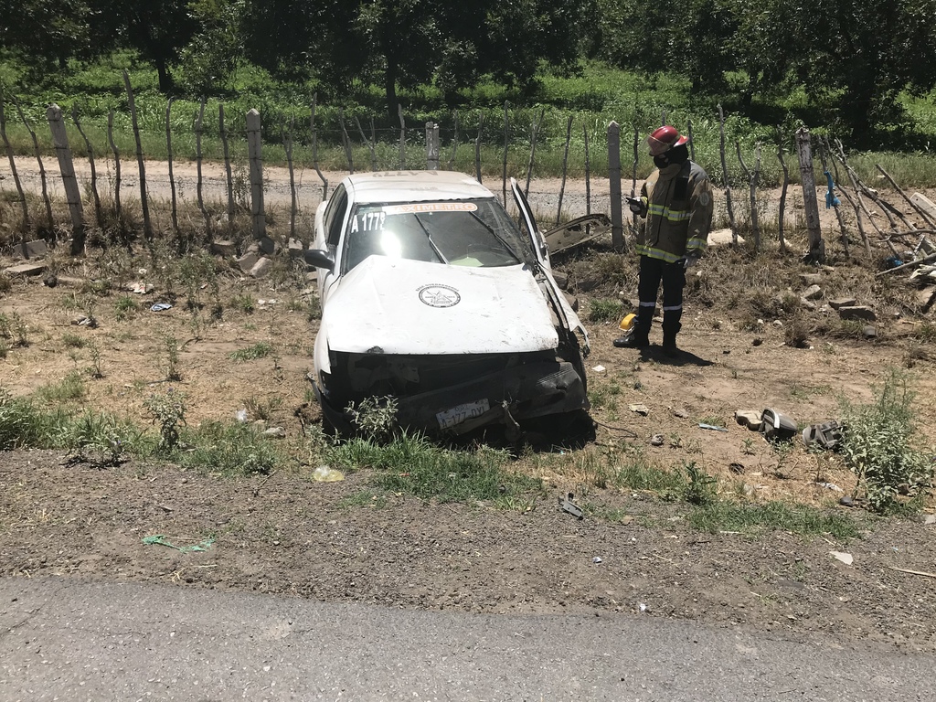 El conductor del taxi perdió el control del volante y se salió del camino a la altura del ejido El Cariño de Gómez Palacio. (EL SIGLO DE TORREÓN)
