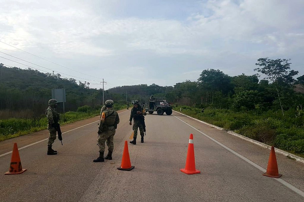 Este domingo a las 7:50 horas se registró el aterrizaje de la aeronave con matrícula XB-RCM, que se incendió sobre la carretera que comunica a Chunhuhub y José María Morelos, Quintana Roo.
