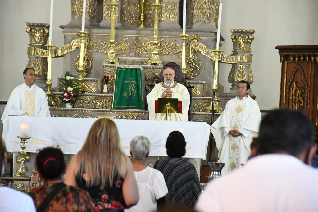 Se reanudaron las misas presenciales este domingo y los feligreses pudieron celebrarla y recibir la comunión pero con sana distancia.