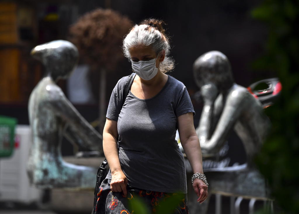 El lavado de manos y el distanciamiento social son apropiados, escriben, pero 'insuficientes' para proporcionar protección contra las microgotas respiratorias portadoras de virus liberadas en el aire. (EFE)