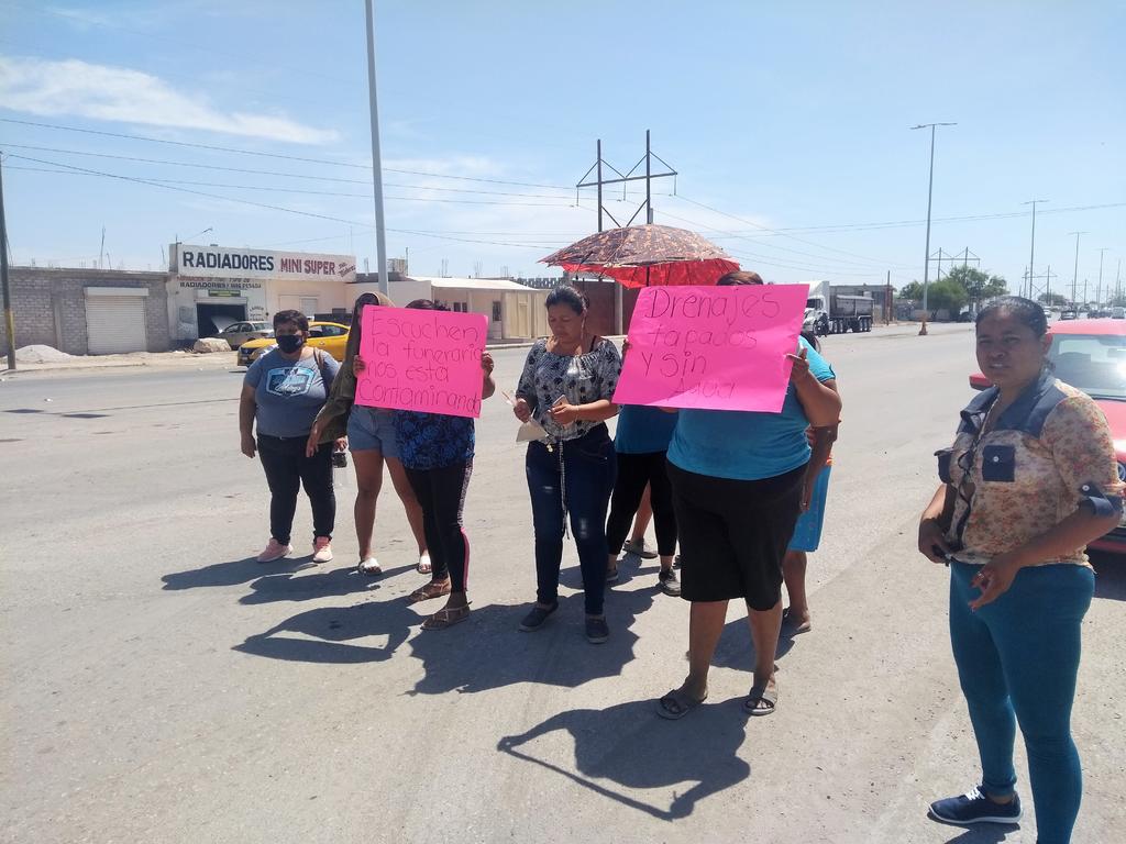 Con pancartas y gritos, llamaron al Municipio de Torreón a que resuelvan el problema de falta de agua, además pidieron el retiro de una funeraria en ese sector. (EL SIGLO DE TORREÓN)