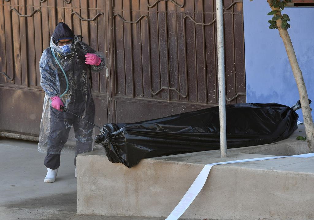 Las autoridades de una de las ciudades bolivianas más castigadas por el nuevo coronavirus informaron que recogen diariamente entre 14 y 23 cadáveres de domicilios o espacios públicos que se sospecha fueron personas que contrajeron el COVID-19. (ARCHIVO) 