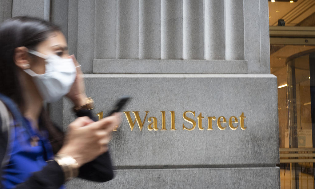 Wall Street cerró este lunes con ganancias generalizadas y el índice compuesto Nasdaq renovó récord gracias al impulso de las grandes empresas tecnológicas de Estados Unidos, pese a que siguen registrándose altas cifras diarias de infecciones por COVID-19 en el país. (AP)