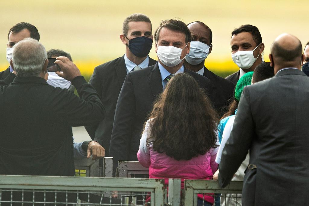 El presidente de Brasil, Jair Bolsonaro, anunció este lunes que se someterá a otra prueba de diagnóstico del nuevo coronavirus, la cuarta desde que comenzó la crisis sanitaria, tras haberse realizado una radiografía del pulmón. (ARCHIVO)