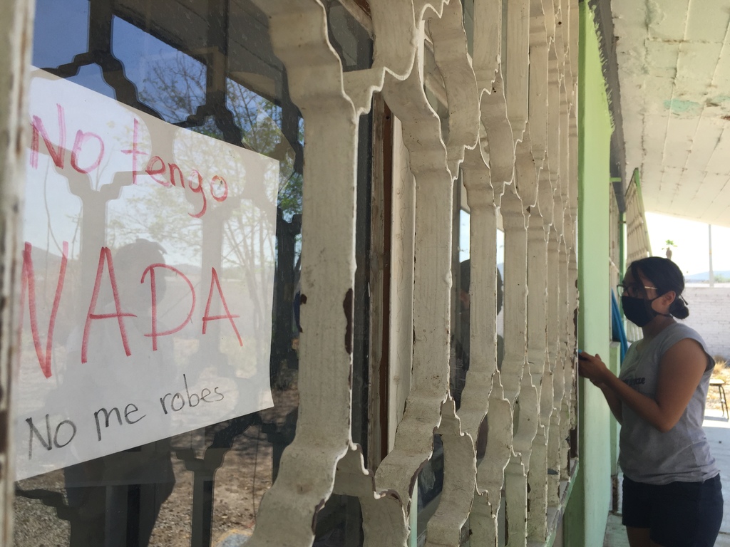 Un maestro colocó un letrero en una de las ventanas de la escuela en un intento de evitar que se registren más robos.