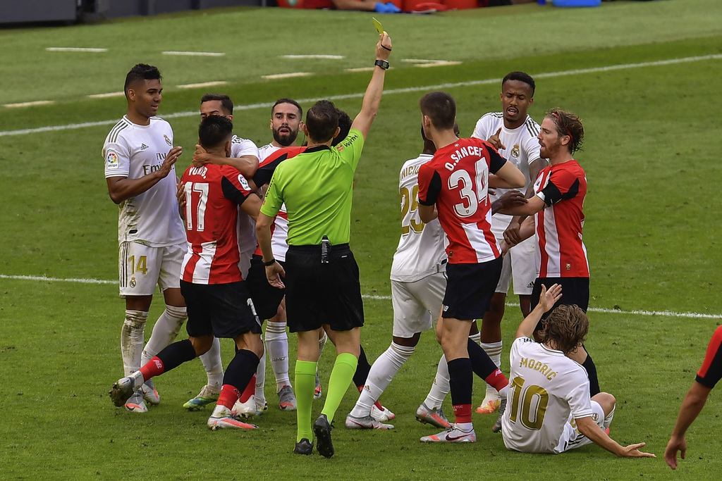 Jugadores del Athletic Bilbao y Real Madrid forcejean durante el partido del domingo. (AP)