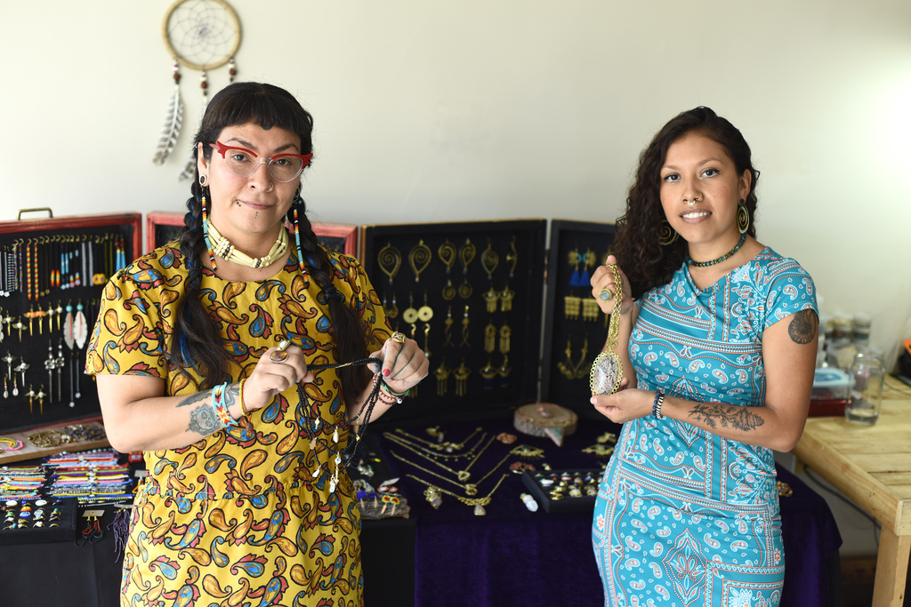 ARTESANAS. Las laguneras Catalina Minor y María Teresa Torres dedican sus vidas a la joyería artesanal.
